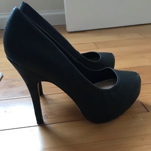 Black Pumps